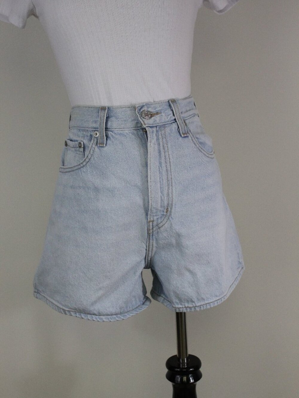 Levi’s High Loose Shorts Size 26 Light Wash High Rise 3” Inseam